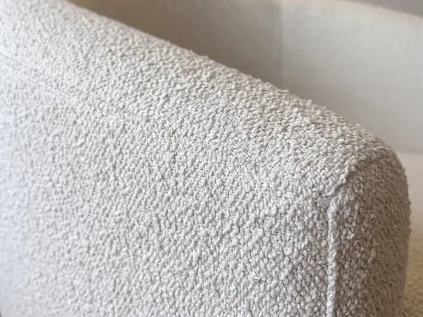 Detalle de la tela bouclé de una butaca curva