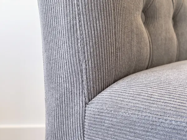 Detalle del capitoné de una silla de respaldo alto