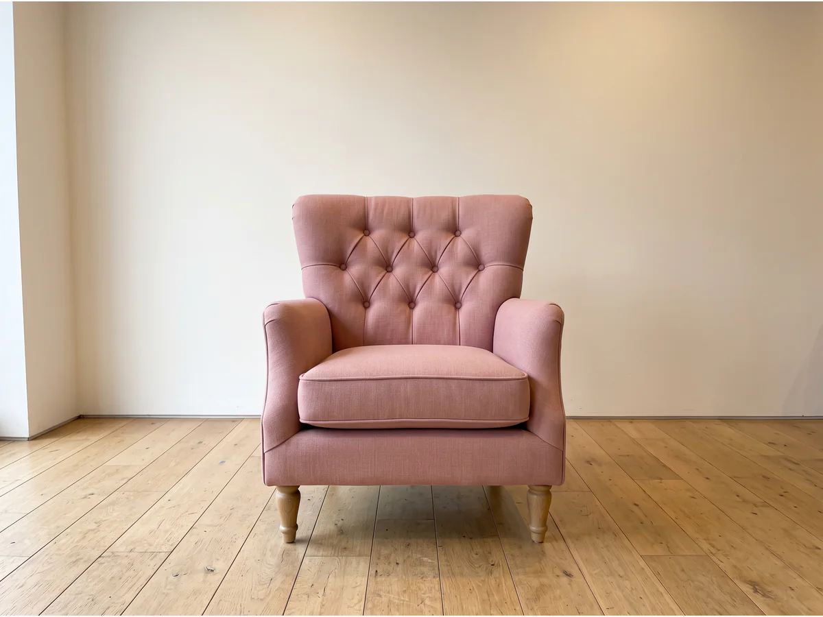 Sillón Individual Capitoné Rosa Lino en vista frontal, fabricado en Mar del Plata