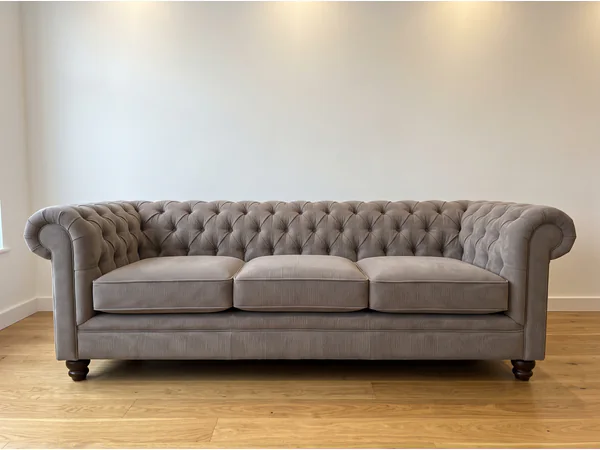 Sillón 3 Cuerpos Chesterfield en vista frontal, fabricado en Mar del Plata